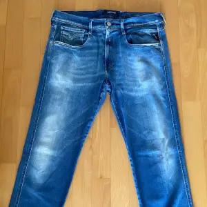 Ett par riktigt snygga replay jeans,  de är storlek 33 och använda ett fåtal gånger pris kan diskuteras vid snabb affär