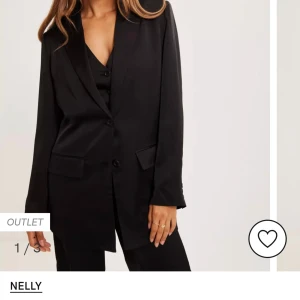 Blazer nelly  - Säljer denna snygga blazer från nelly Helt oanvänd med prislapp kvar!!  Storlek Xs/S  