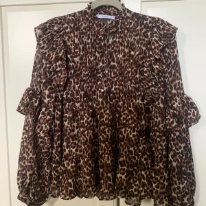 Leopard blus - Leopard mönstrad blus från Mango, sällan använd!💘