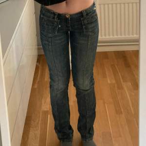 Coola raka jeans från Superdry med små ”slitningar” på vissa ställen (jeansen är gjorda så). Endast använda två gånger, men inte riktigt min stil  Mycket bra skick Storlek 28/32 Jag är 168 för referens☺️