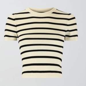 Säljer denna super söta T-shirt/mag tröja ish som är benvit med svarta ränder!💘 Aldrig andvänd!  