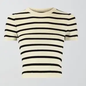 Säljer denna super söta T-shirt/mag tröja ish som är benvit med svarta ränder!💘 Aldrig andvänd!  
