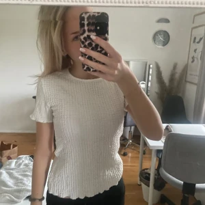 T-shirt/Blus - Superfin och super skön t-shirt med ett ”skrynkligt” material! T-shirten är oanvänd, endast testad💕