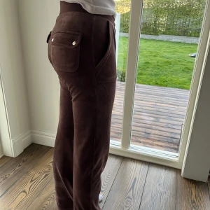 Bruna juicy byxor -  Byxor i jättefint skick säljes, kommer tyvärr inte till användning längre!❤️