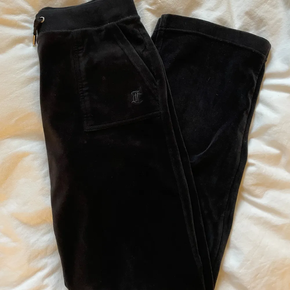 Svarta juicy couture byxor i bra skick! Köpte för 1200 kr men säljer för 500, säljer då dom tyvärr inte passar mig längre!❤️‍🔥. Jeans & Byxor.