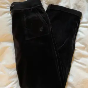 Svarta juicy couture byxor i bra skick! Köpte för 1200 kr men säljer för 500, säljer då dom tyvärr inte passar mig längre!❤️‍🔥