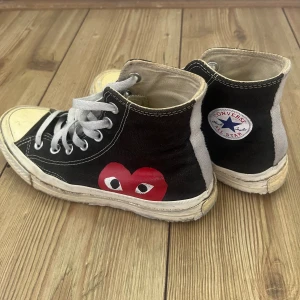 Cdg skor - Comme Des Garçons converse. I modellen chuck taylor. I använt skick.⭐️ Skicka gärna prisförslag 