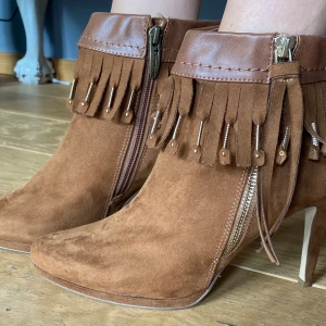 Stövletter - Superfina o sköna stövletter i fuskmocka. Använda 1 gång inomhus, tyvärr för stora för mig.