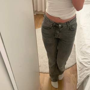 Full length flare jeans i grå från Gina tricot💗 Storlek 34, midjemått 35cm, medelhög midja💞