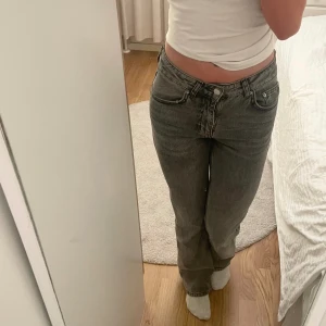 Flare jeans - Full length flare jeans i grå från Gina tricot💗 Storlek 34, midjemått 35cm, medelhög midja💞