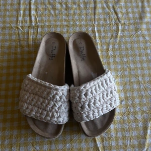Tofflor/Sandaler Duffy - Platåtofflor/sandaler från märket Duffy! Vit virkad look på ovansidan som är superfint, perfekt till sommaren! ⭐️🥰