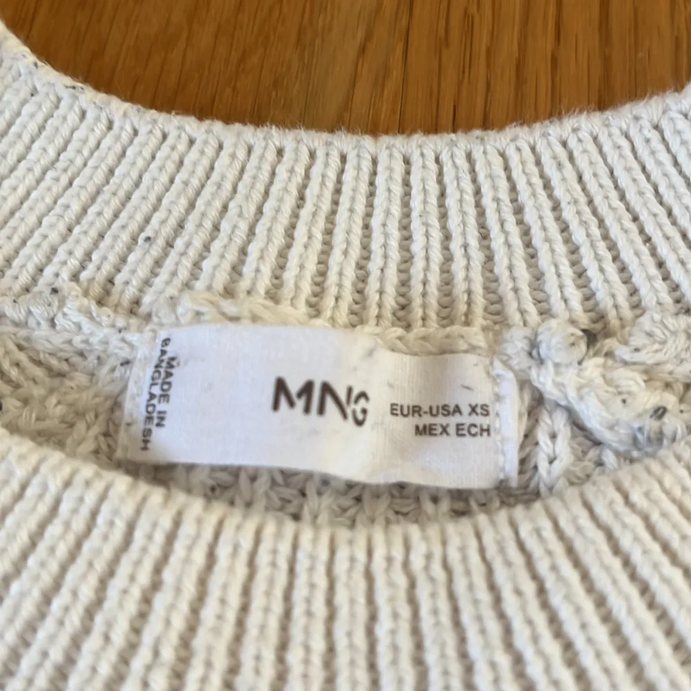 En skickad tröja från Mango i stolek xs.Den är randig i svart och vit. I bra skick! Nypris:300kr. Kontakta mig för fler bilder!👍🏻. Stickat.