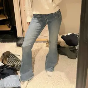 Lågmidjade bootcut jeans i en jättefin blå färg!! Säljs inte längre