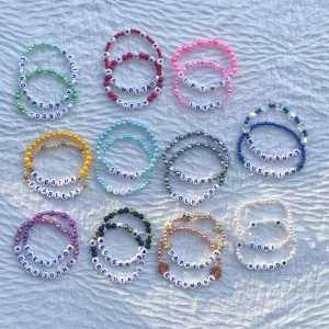 Taylor Swift Armband - Vill du slippa göra armband men fortfarande få hela upplevelsen av the eras tour? Köp då denna bunt med 22 armband, två från varje album.✨  Dessa är bara exempel på hur armbanden kommer att se ut. Pärlor och ord varierar.🫶🏼