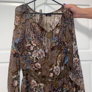  Vintage -  En jätte fin vintage tröja och klänning som du kan ha på dig på alla fest och sommar dagar. Storleken funkar från S-XL