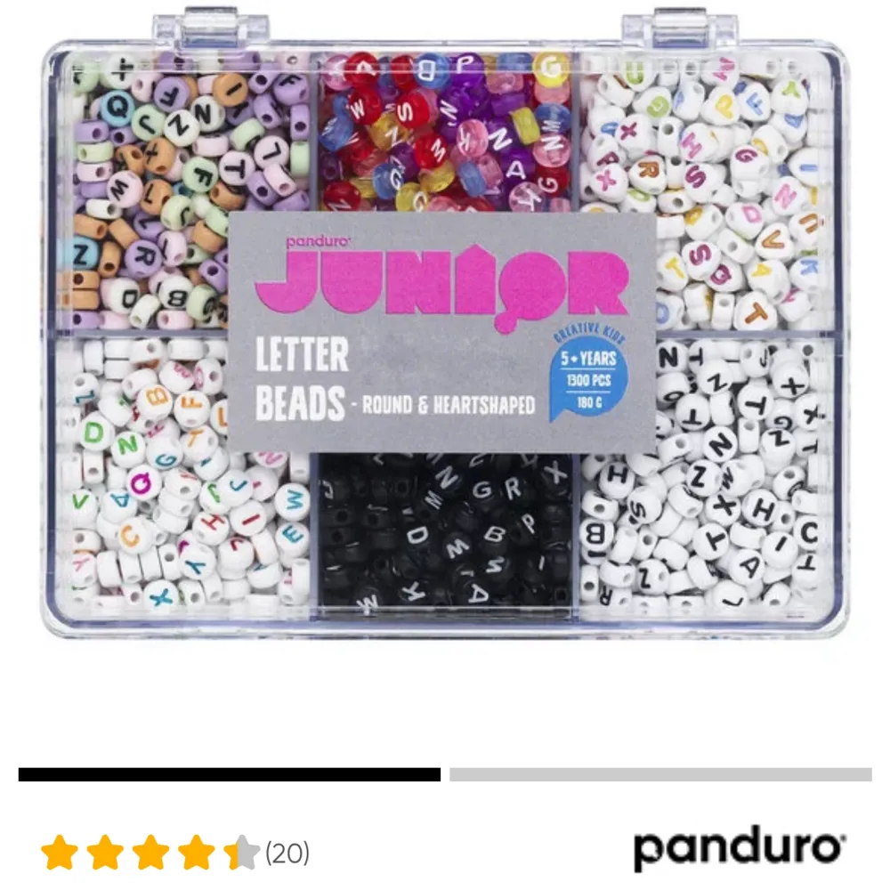 Ett kit från panduro med ca 1300 runda bokstavspärlor; vita, svarta, färgade och hjärtformade. Plasten runtom lådan är borttagen men pärlorna är oanvända.. Accessoarer.