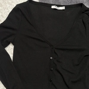 Topp med knappar - Superfin och söt topp/kofta med knappar. Sparsamt använd och i mycket bra skick.