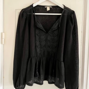 Boho blus från H&M - MATERIAL: Se bild STORLEK: 40 SKICK: Utan anmärkning  PRIS: 250kr