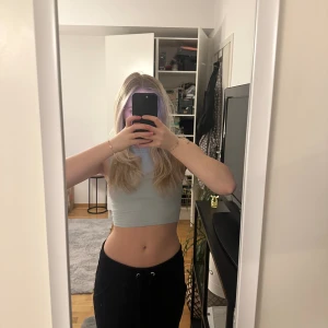 Blått linne - zara - Sött babyblått linne från zara! Storlek xs. Använd ett fåtal gånger, och säljs för att den inte kommer till användning🌸🤩