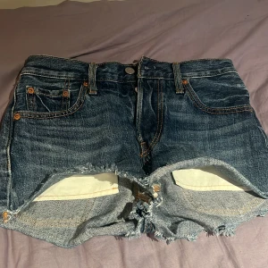 Levi’s jeansshorts - Så sjukt snygga jeansshorts från Levi’s, har aldrig använts tyvärr ❤️ Jag hittar ingen storlek men passar mig som oftast har XS ❤️ Skriv vid funderingar!