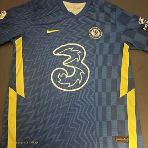 Chelsea t shirt  - Detta är en Chelsea t shirt som haft på mig 3-5 gånger den är storlek M men är för stor för mig. Passar perfekt för sommaren. Kan sänkas vid snabb affär 