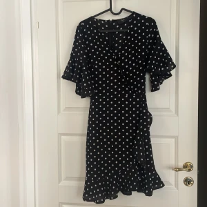 Prickig klänning  - Prickig klänning med volanger. Bra skick!  