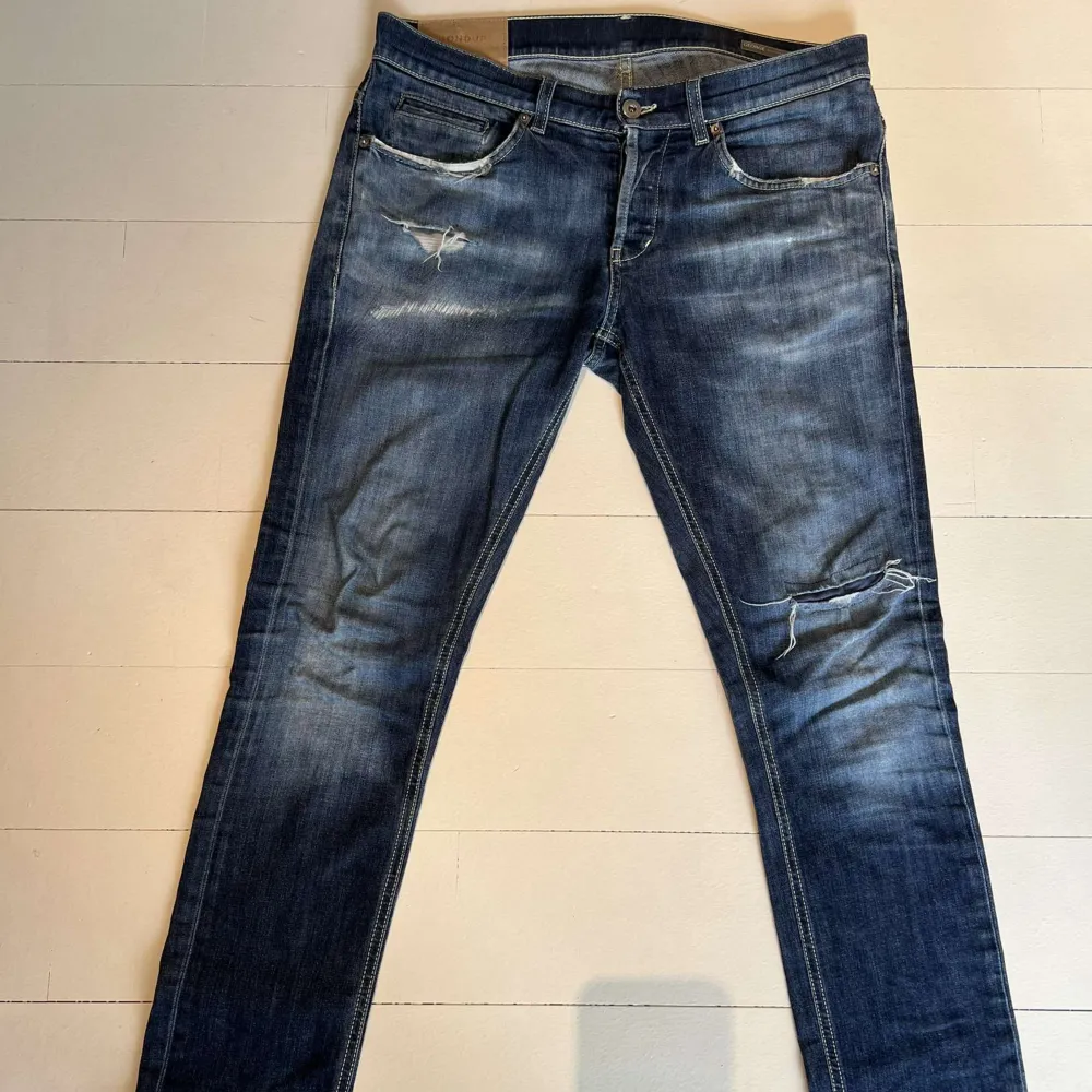 Ett par eftertraktade Don Dup Jeans med sköna slitninga. Modellen är George och W 33 L 33 skinny modell. 🦩🦩🦩. Jeans & Byxor.