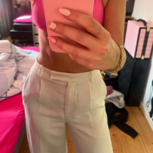 Vita kostymbyxor  - vita kostymbyxor från zara, använda men bra skick! långa i benen på mig som är 172💘