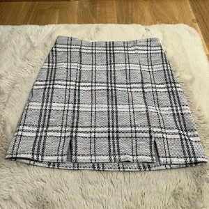 kjol - - tajt kjol - vit, svart, rosa, lila- färgad - liten slits