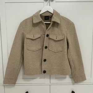 Jacka  - Storlek 36. Bra skick. Från Vera Moda. 