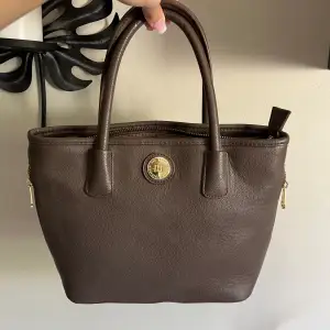 Söt brun handväska från don donna.