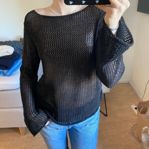 Svart hålig tröja - Grovstickad tröja, snyggt oversized på mig med s💕💕