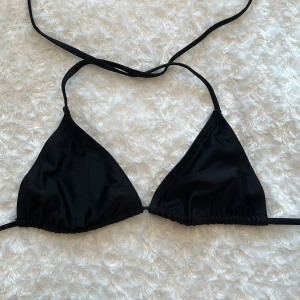Svart bikinitopp - Svart bikinitopp med knytband. Mycket sparsamt använd!