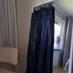 Skinnbyxa  - Coola oversize skinnbyxa.  Använda 2 gånger.  Från Madlady, storlek L.  250:-. 