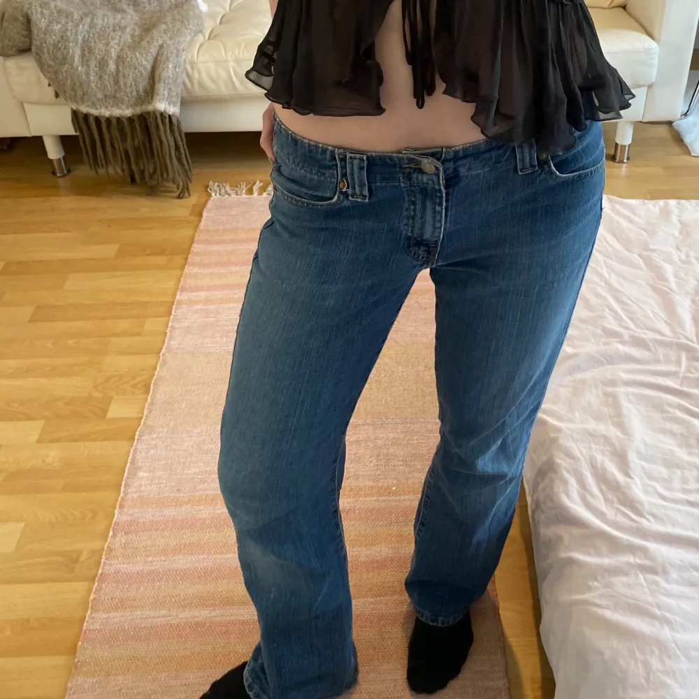 De perfekta vintage Levis jeansen! Modell 525. Köpta på POP vintagebutik! Stl m, sitter som en s/m. Jag är 170, skulle säga att de passar nån som är ca 165-170 längdmässigt🌷 frakt tillkommer. Jeans & Byxor.