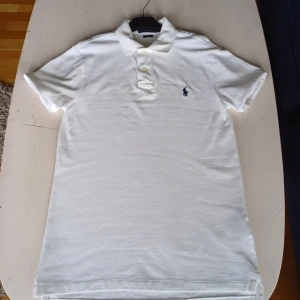 RALPH LAUREN PIKÉTRÖJA - Ralph lauren pikétröja i fint skick och storlek 170/92A vilket motsvarar XS. Bara att skriva om du har frågor eller vill ha fler bilder