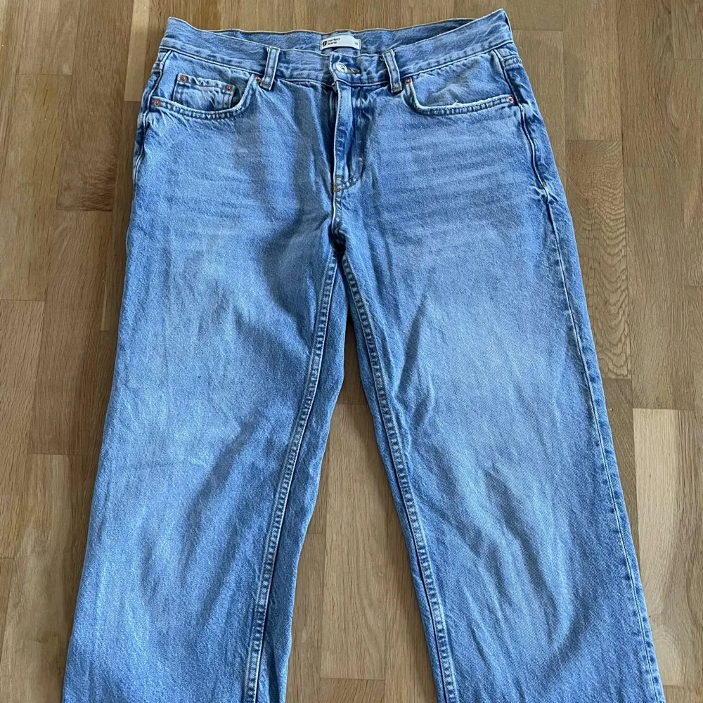 Lågmidjade jeans från Gina tricot. Passar bra i längden på mig som är 168. Dom ser lite konstiga ut på bilden eftersom dom är alldeles för stora för mig men är jättesnygga på någon de passar på. Inga defekter. Köpte för 500 kr men säljer för 200 kr. . Jeans & Byxor.