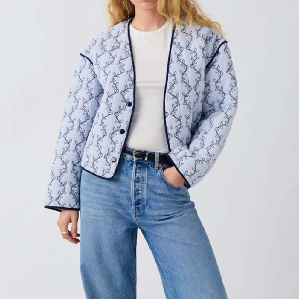 Gina tricot - quilted jacket Helt oanvänd i storlek M. Säljer då jag råkade beställa 2. Helt slut på deras hemsida. Ord. Pris :499 Meddela för fler bilder . Jackor.