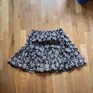 Kort blomning kjol med volanger från NA-KD. 