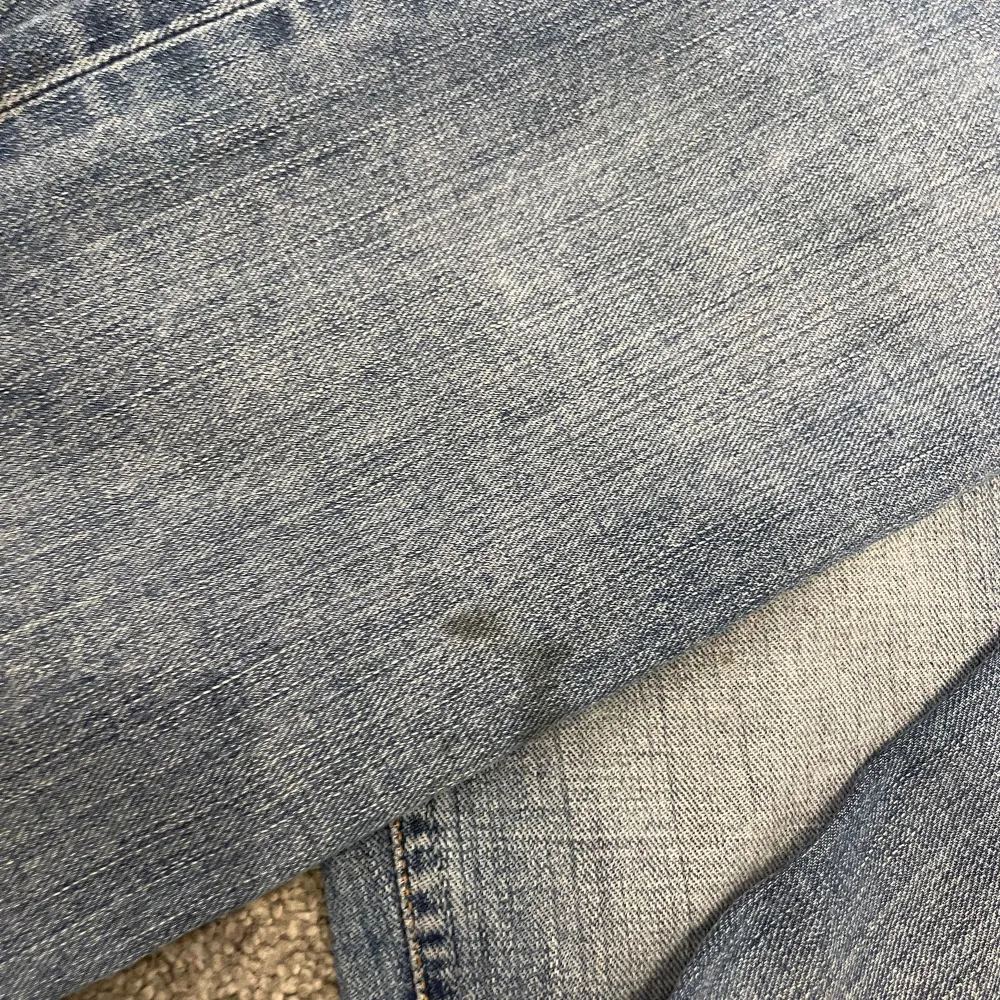 Snygga snygga jeans från acne!!  Mått:  Midja: rakt över-37cm, runt omkring-81cm Innerbenslängd: 81cm Hela byxan: 104cm  Grenen: 22cm 🫰🫰. Jeans & Byxor.