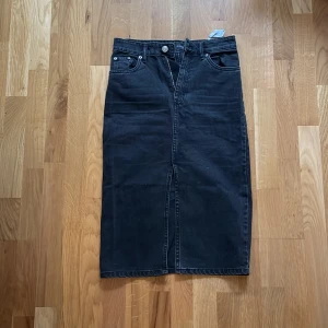 Svart jeanskjol midi - Svart midilång jeanskjol från Zara. Slits fram. 