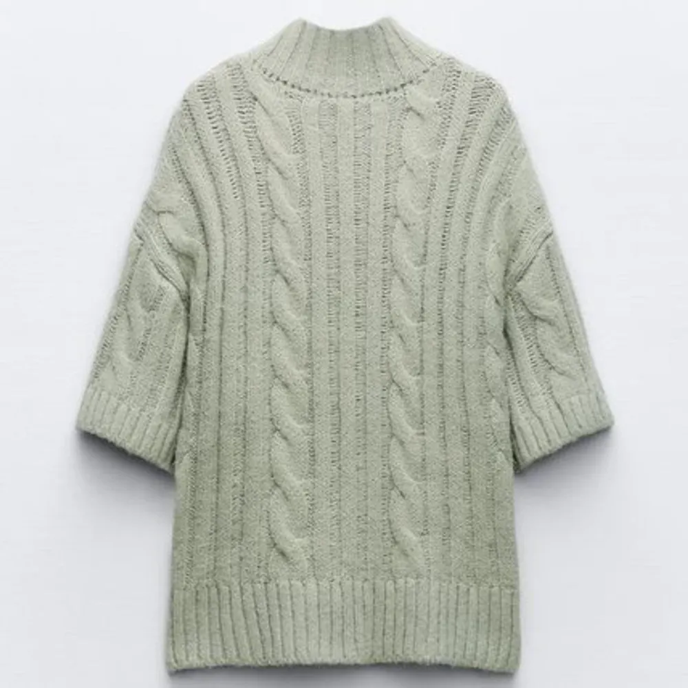 Grön stickad tröja från Zara, använd fåtal gånger och den sticks inte . Skjortor.