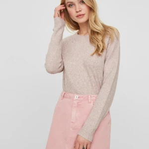 Stickad tröja - Inte så andvänd vero Moda tröja men har  lite noppig. Bra sick.