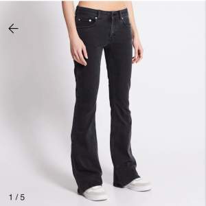 🩷Säljer mina nya svarta bootcut jeans från Lager 157 då de  var fel storlek för mig     🩷Dem är helt i NYSKICK då dem endast är testade 1 GÅNG!  🩷Nypris är 400kr (jag säljer för 180)