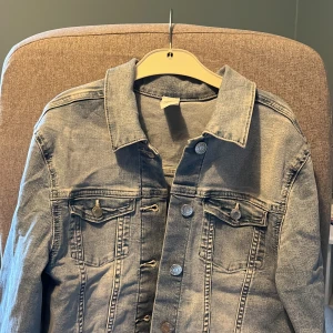 Jeansjacka - Helt oanvänd i storlek 158 - typ storlek S/XS. 39kr + ev. frakt