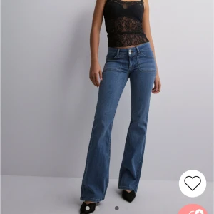 Lågmidjade jeans Nelly  - Jättefina, aldrig använda, lågmidjade jeans från Nelly. Storlek 36. Nypris 699 kr. Endast testade men prislappen är borta. Superfina fickor och jättefin färg men tyvärr lite för små för mig. 