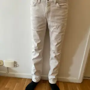 Vita jeans från Tommy Hilfiger ( Straight fit) i  storlek 29/32 och väldigt fint skick. Hör av er vid frågor/ mvh