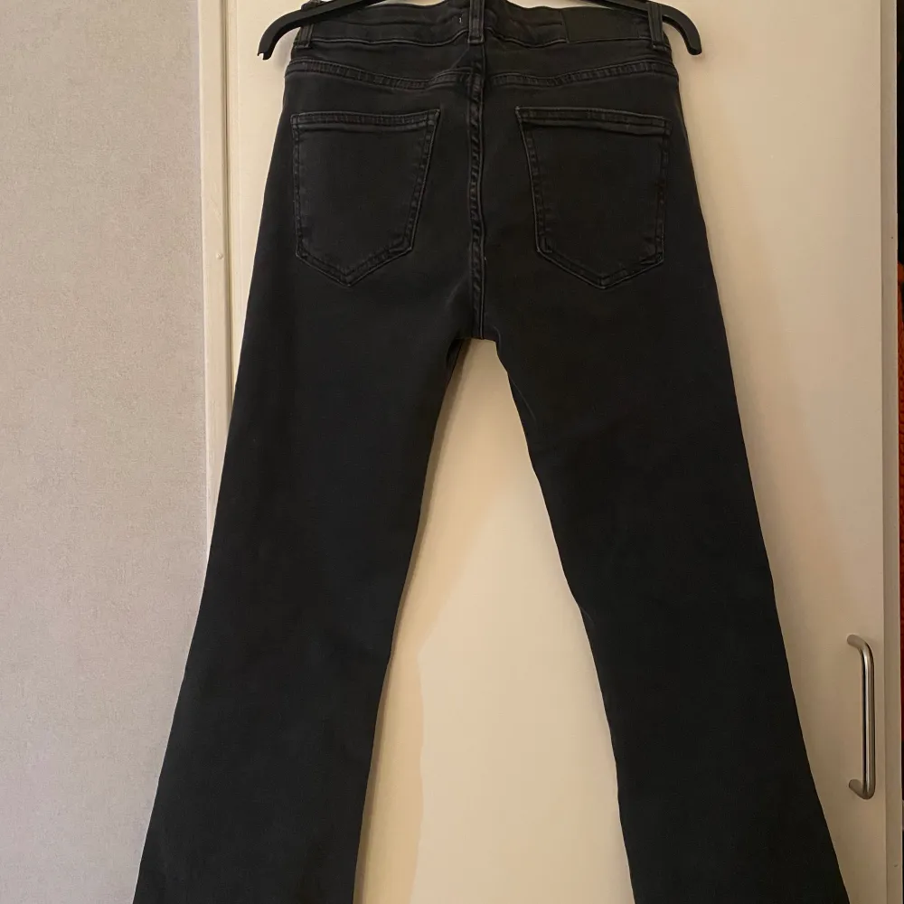 Helt nya lågmidjade bootcut jeans i storlek S och passar om man är kring 165-170, bara testade en gång men de passar inte. Köpt för 400, skriv om du vill ha fler bilder💗. Jeans & Byxor.