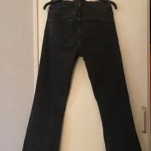 Helt nya lågmidjade bootcut jeans från Lager 157 i storlek S och i full längd, bara testade en gång men de passar inte. Köpt för 400, skriv om du vill ha fler bilder💗