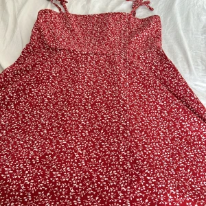 Klänning  - En jätte fin klänning med vita detaljer på, använt typ 2-3 gånger. Men som inte satt bra på mig